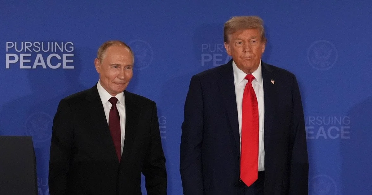Володимир Путін і Дональд Трамп на тлі напису Pursuing Peace