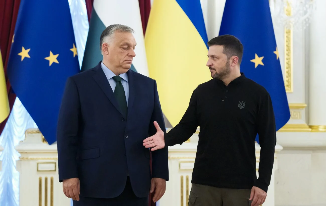 Віктор Орбан та Володимир Зеленський на тлі прапорів ЄС і України