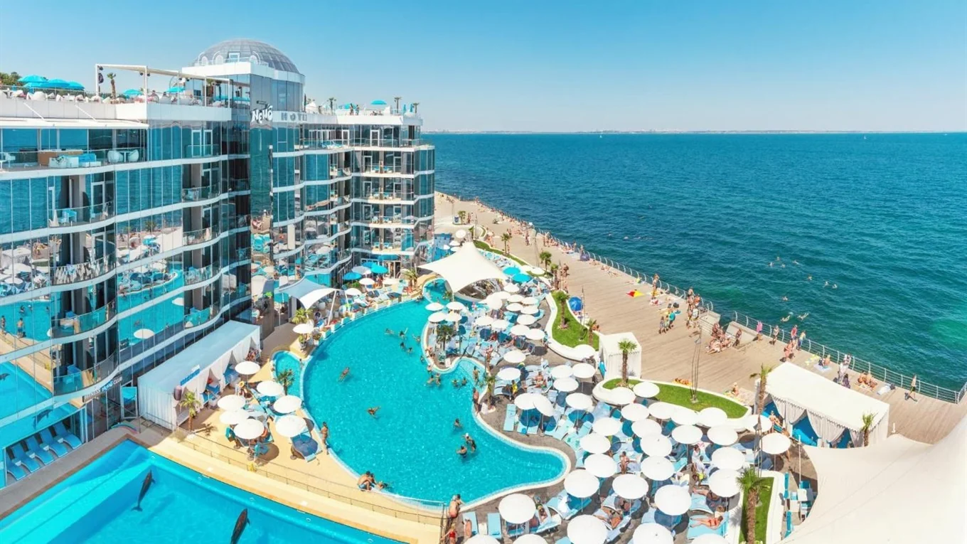 Відпочинок в Одесі: готель біля Чорного моря з басейнами та пляжем