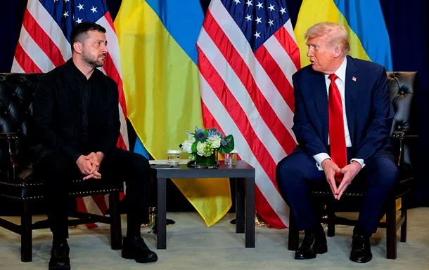Зеленський і Трамп під час розмови про мир перед прапорами України та США