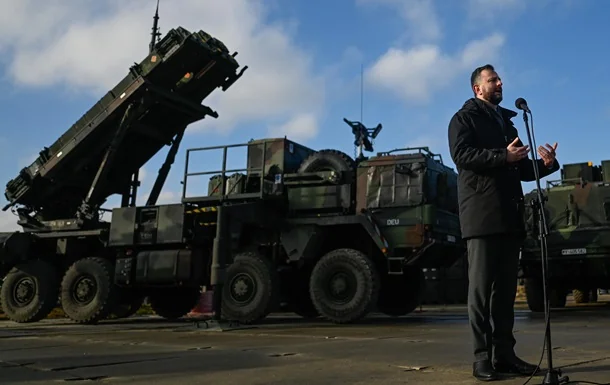 Зеленський виступає на тлі зенітного комплексу Patriot