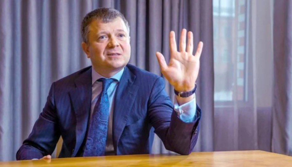 Константин Жеваго за столом во время обсуждения судебного приказа в Британии
