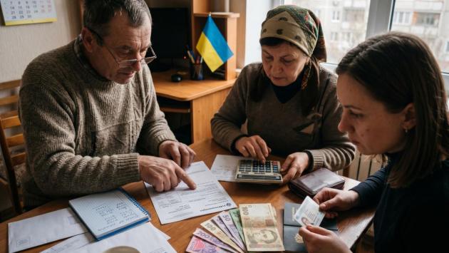 Сімя українців розраховує субсидію на комунальні послуги за документами
