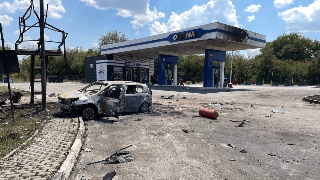 Пошкоджена АЗС ОККО з обгорілим авто після удару РФ по паливній інфраструктурі