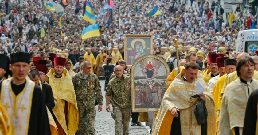 Процесія з іконами під час святкування 975-річчя Києво-Печерської лаври