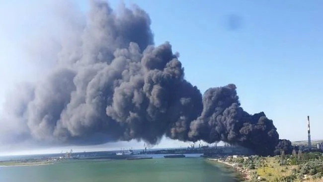 Чёрный дым над поражённым энергоузлом во временно оккупированном Крыму
