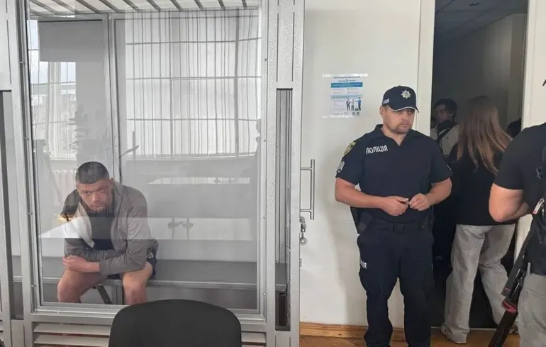 Полицейский Хорватии возле камеры с украинским беженцем в отделении