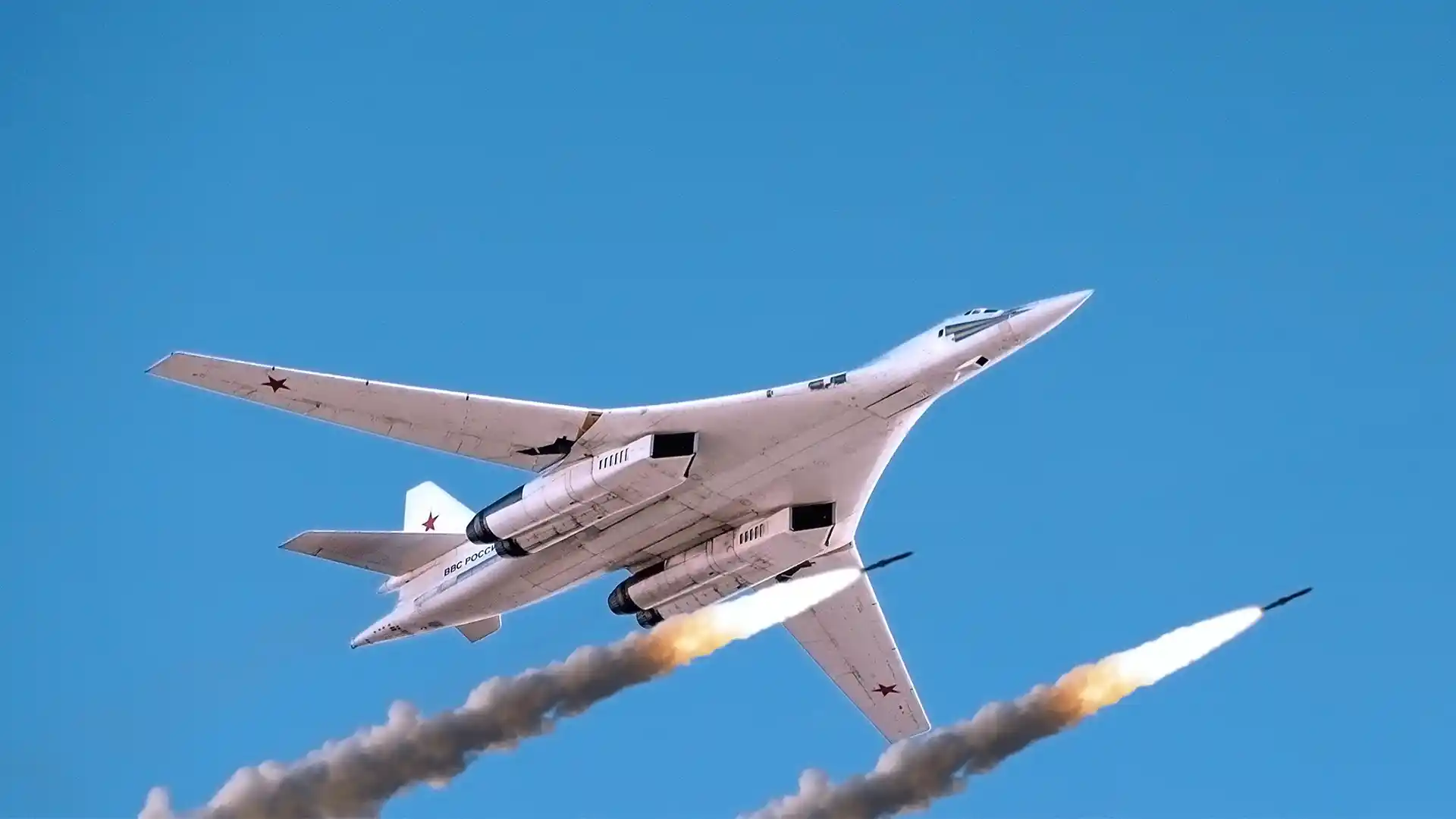 Стратегічний бомбардувальник Ту-160 Росії в небі з форсажними двигунами