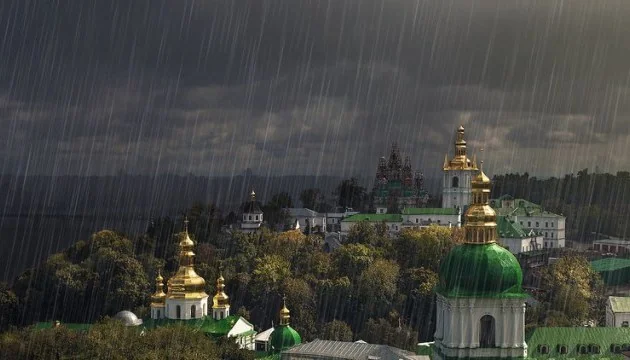 Дощ у Києві над золотими куполами Києво-Печерської лаври