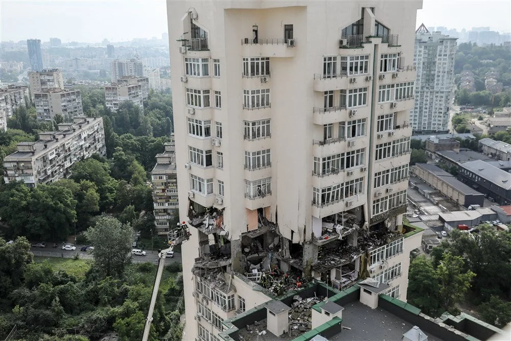 Пошкоджена багатоповерхівка в Києві після влучання в ЖК