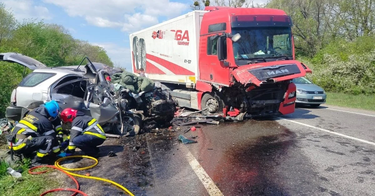 Рятувальники на місці ДТП за участю вантажівки MAN на трасі Київ-Одеса