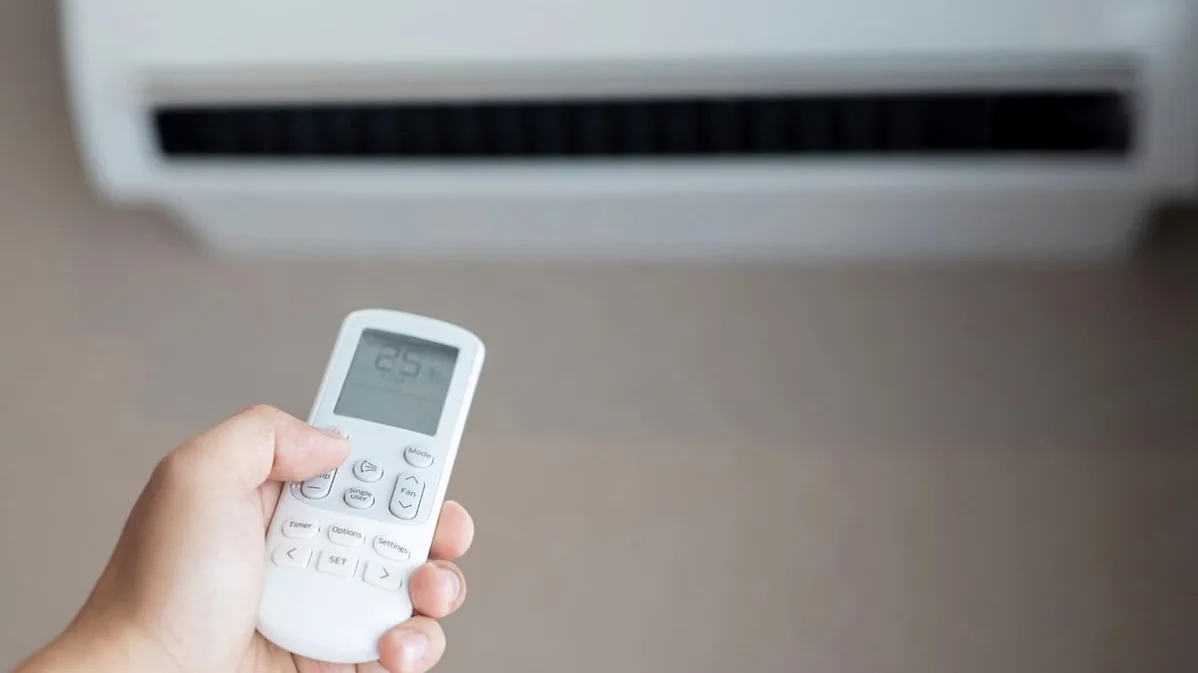 Пульт кондиціонера з температурою 25°C для економії енергії влітку