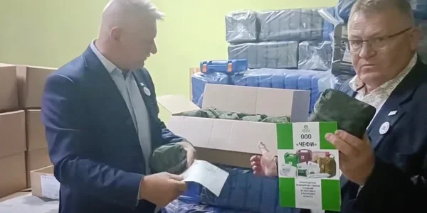 Кшиштоф Толвінський передає військові аптечки проросійським силам