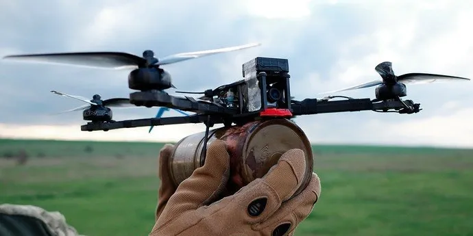 FPV-дрон Генерал Черешня з бойовим зарядом у руці оператора