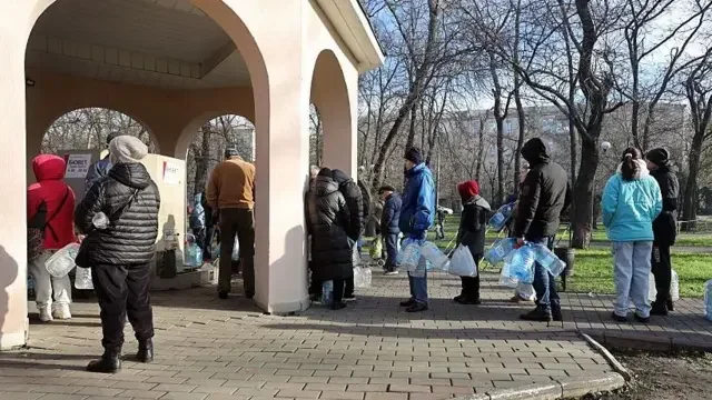 Мешканці Олешок у черзі за гуманітарною допомогою під час голоду