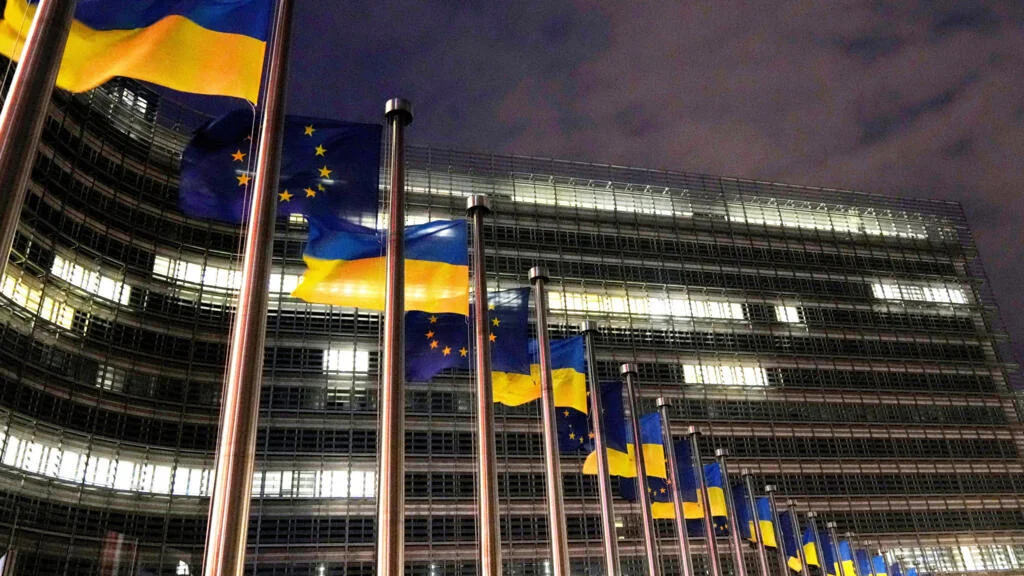 Прапори України та ЄС перед будівлею Європейської комісії