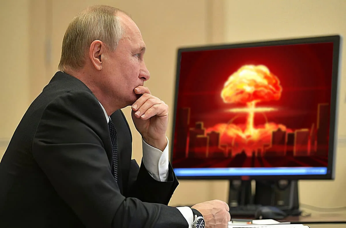 Володимир Путін перед монітором із зображенням ядерного вибуху над містом