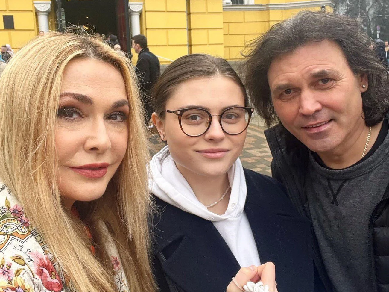 Анатолій Хостікоєв з Ольгою Сумською та донькою Антоніною Паперною