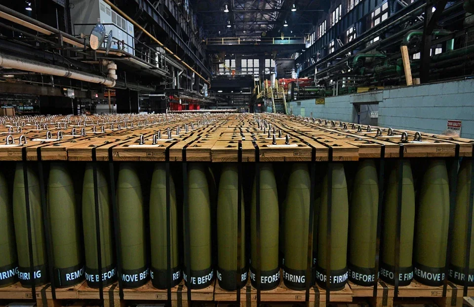 Ряды 155-мм снарядов Rheinmetall на заводе для Украины