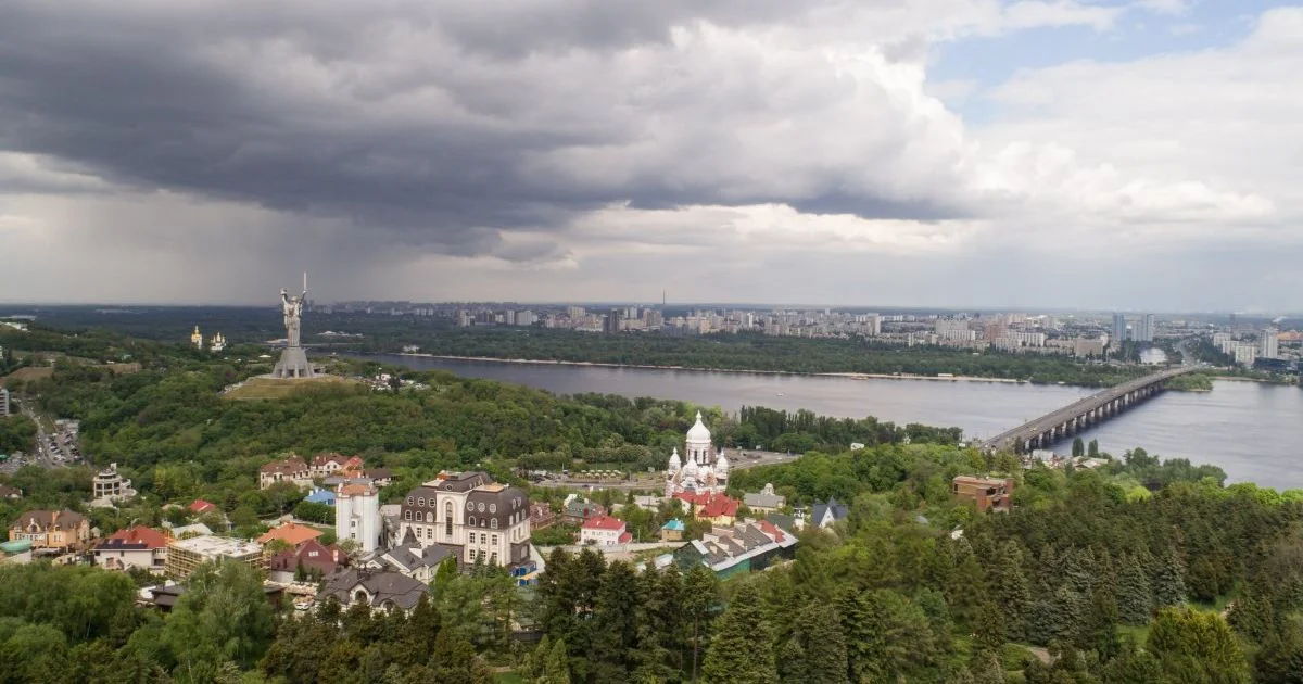 Київ під грозовими хмарами над Дніпром біля монумента Батьківщина-мати