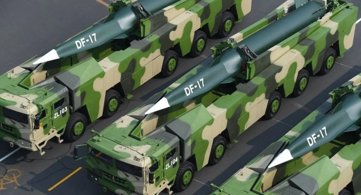 Китайські гіперзвукові ракети DF-17 на мобільних пускових установках у камуфляжі