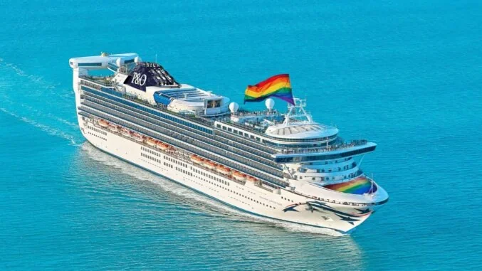 Круїзний лайнер з райдужними прапорами ЛГБТК+ спільноти в морі