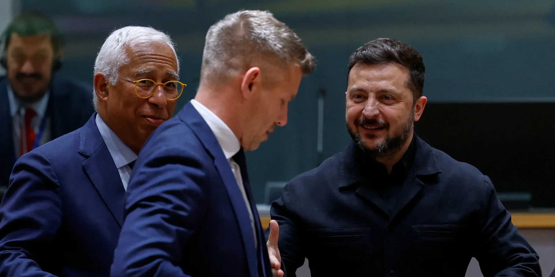 Петер Мадяр розмовляє з Володимиром Зеленським під час зустрічі перед самітом НАТО