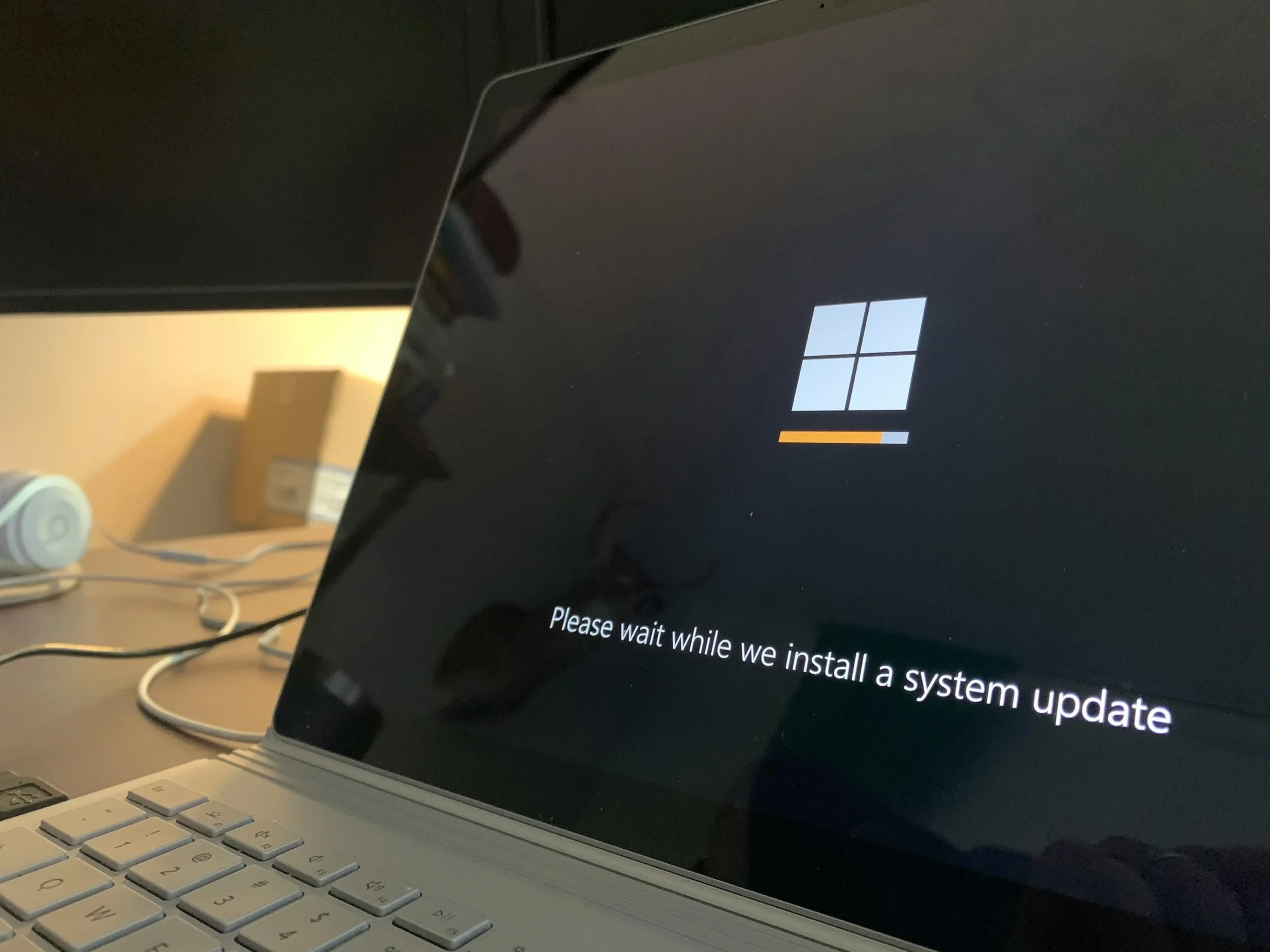 Ноутбук Windows встановлює оновлення безпеки для Windows 10 і 11