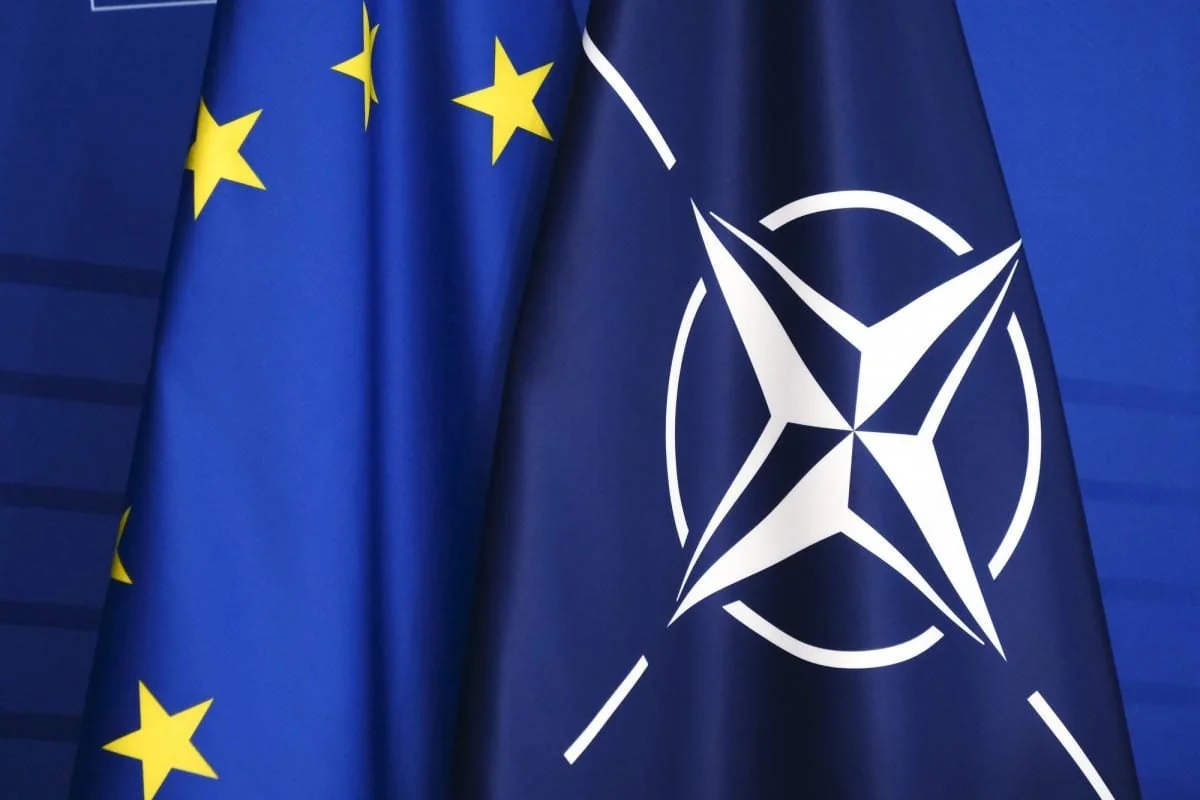 НАТО 3.0: Альянс на пороге реформ, Европа усиливает роль Флаги ЕС и НАТО на фоне реформ Альянса НАТО 3.0