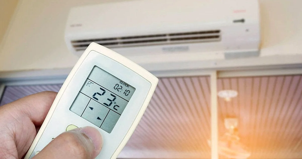 Пульт кондиціонера встановлено на оптимальну температуру 24 °C у спеку