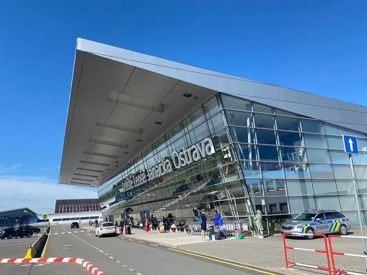 Термінал аеропорту Острави Letiště Leoše Janáčka з пасажирами біля входу
