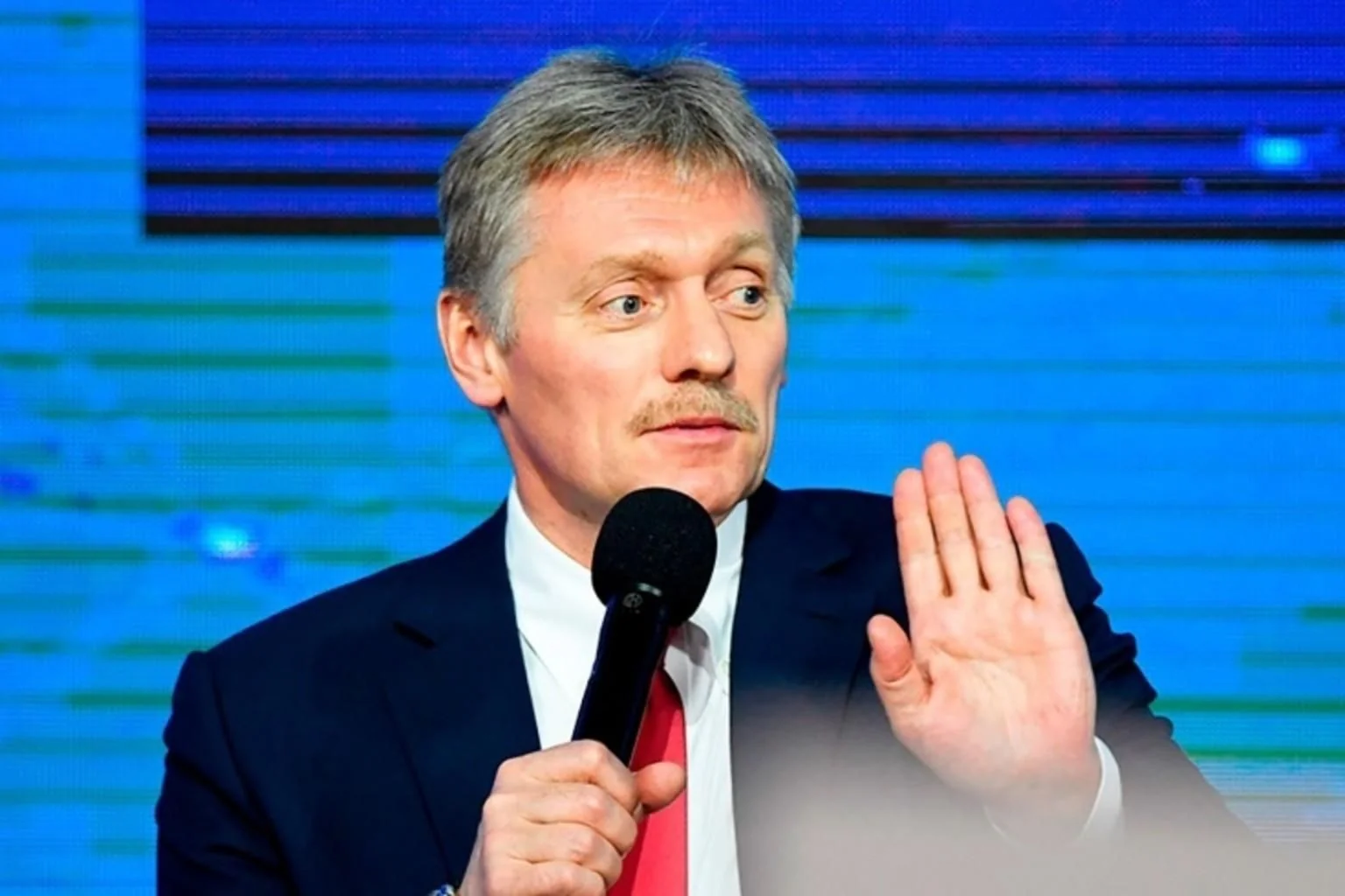 Дмитро Пєсков висуває ультиматум Європі під час виступу з мікрофоном