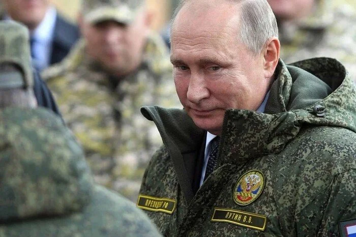 Володимир Путін у камуфляжі серед військових розглядає перемиря для послаблення Києва