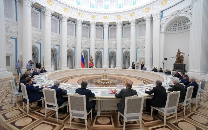 Зустріч російської еліти за круглим столом у Кремлі через побоювання економіки