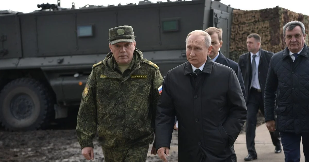 Путин и Герасимов возле бронетехники во время заявления об успехах на фронте