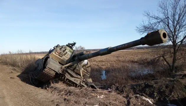 Пошкоджений російський танк у глухому куті на полі