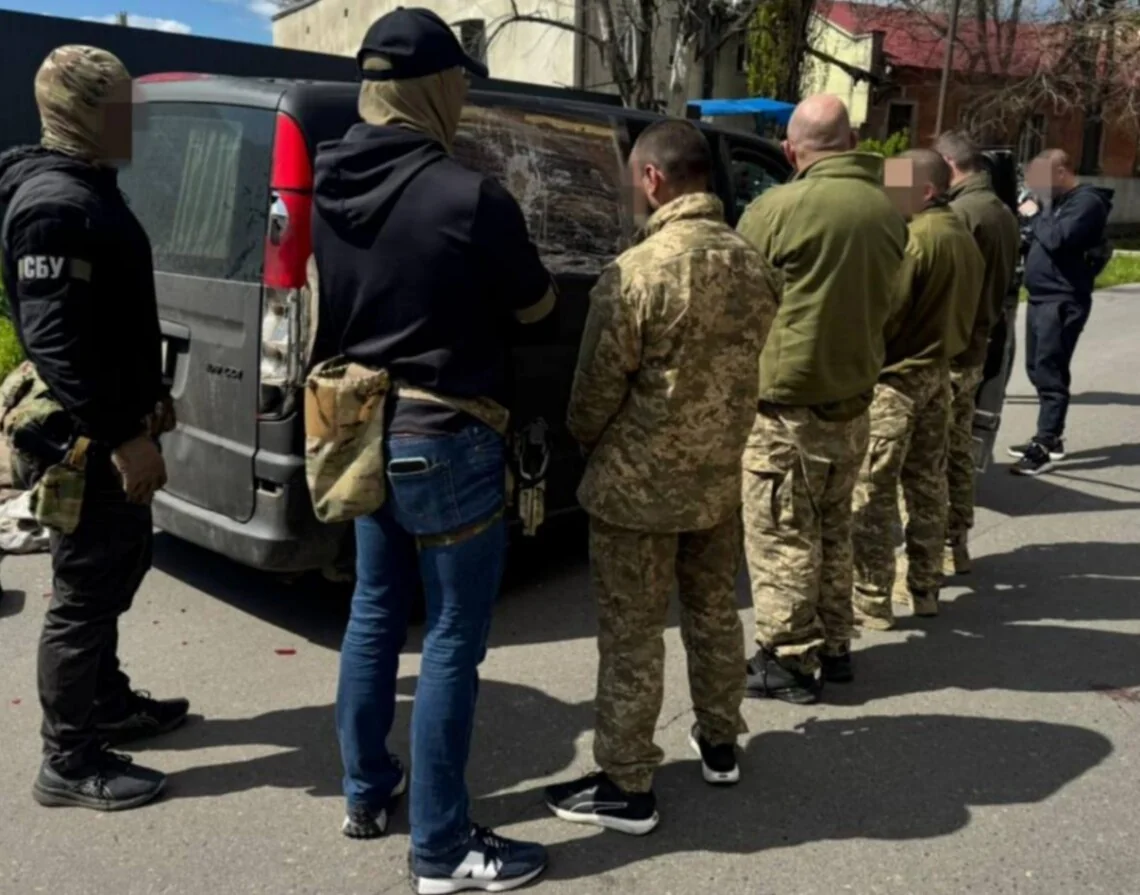 Сотрудники СБУ с задержанными возле автомобиля во Львове