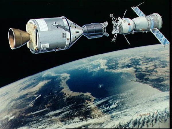 Радянська космічна станція з гарматою на орбіті Землі 1975 року