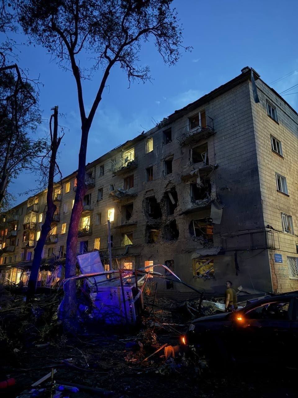 Сумы под ударом КАБов: 4 погибших, среди них ребёнок Повреждённый многоквартирный дом в Сумах после удара КАБов