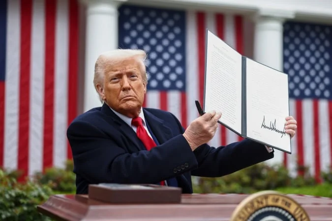 Трамп тримає підписаний законопроєкт про санкції проти Росії