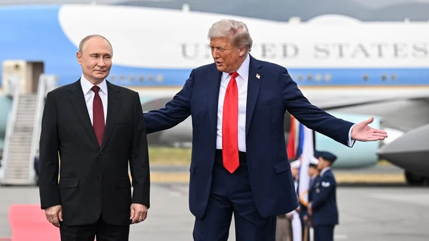 Трамп: Путин чувствует давление и стремится завершить войну Дональд Трамп и Владимир Путин возле Air Force One во время переговоров