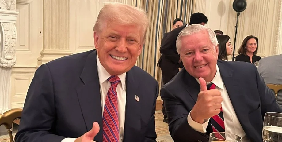 Трамп і сенатор Ліндсі Грем на офіційній зустрічі з жестом схвалення
