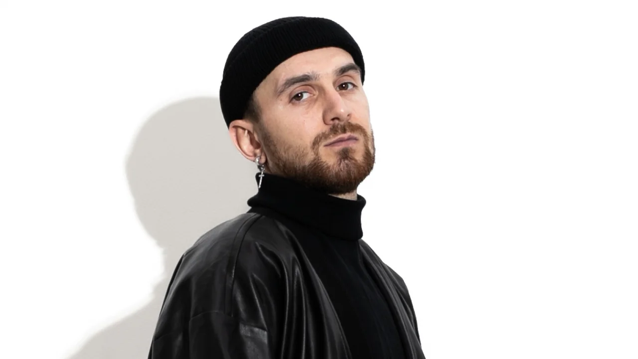 Тимофій Музичук у чорній шапці та шкіряній куртці