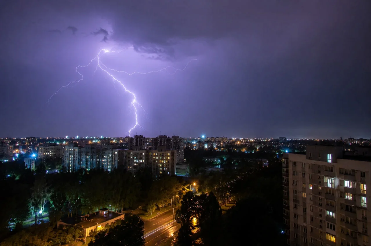 Блискавка над нічним Харковом під час грози та штормового попередження