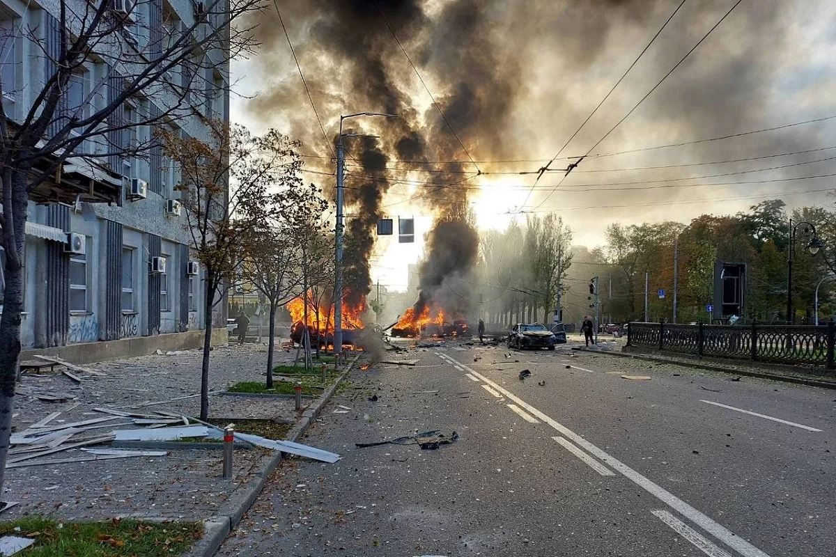 Наслідки вибухів балістичних ракет на вулиці Києва: пожежа та руйнування