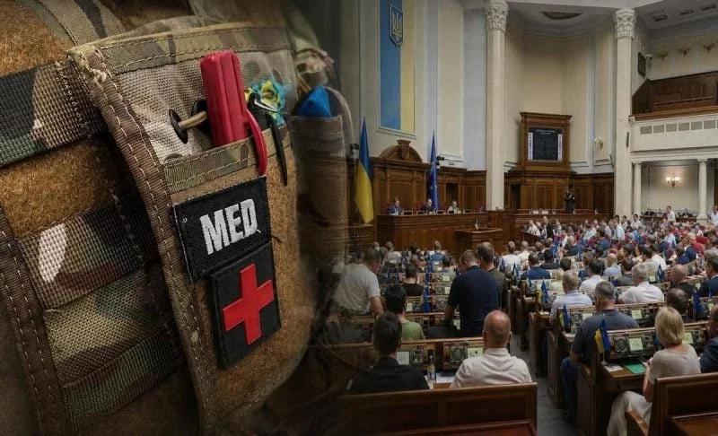 Тактична аптечка з нашивкою MED на тлі залу Верховної Ради