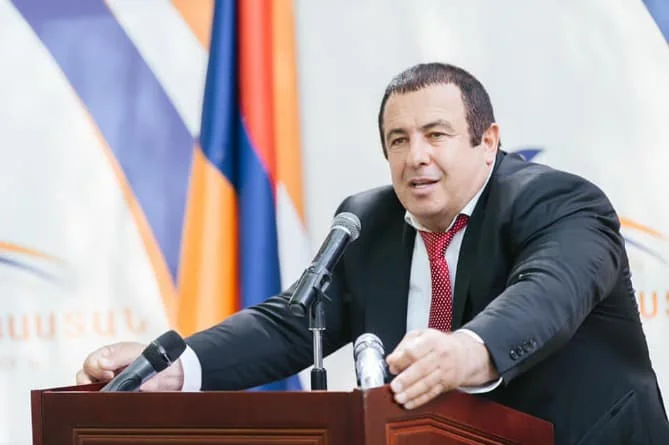 В Армении арестовали лидера пророссийской партии Гагика Царукяна Гагик Царукян выступает на трибуне с микрофонами на фоне флагов Армении