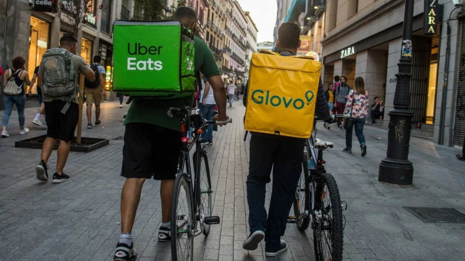 Курєри Uber Eats та Glovo на велосипедах у місті