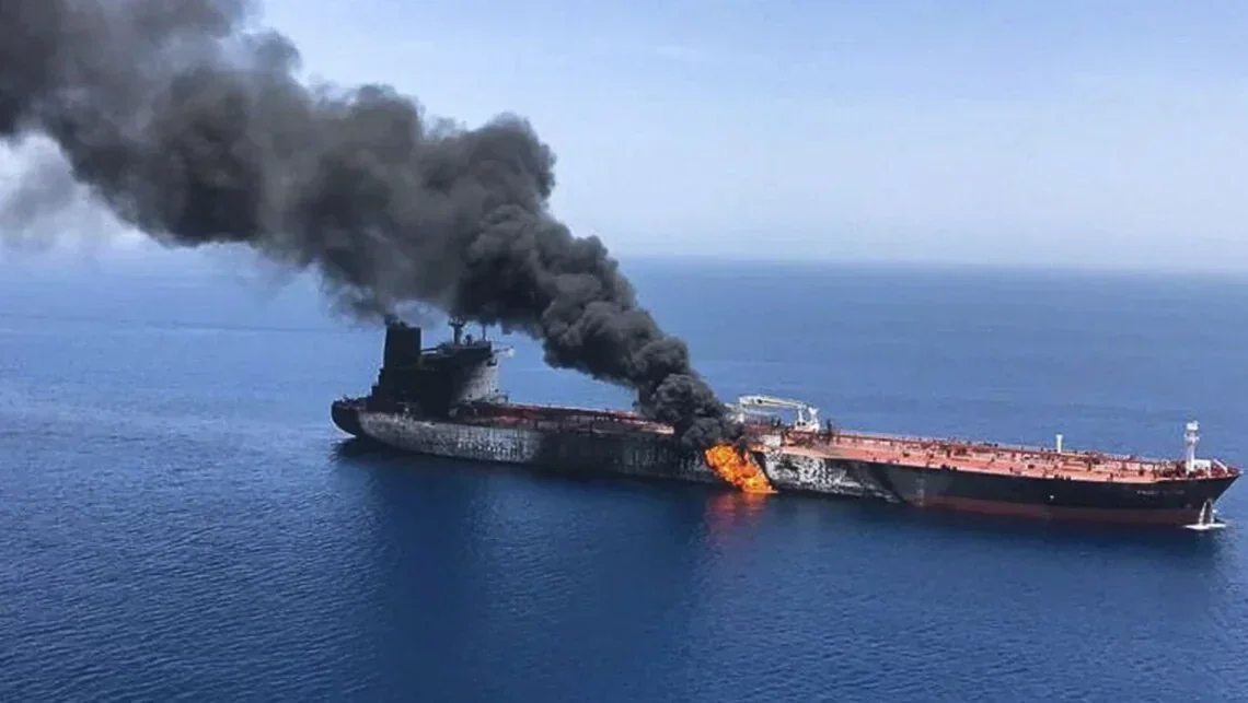 Російське судно горить у морі після атаки українських сил на шляху до Криму
