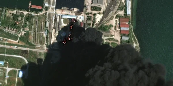Дим від пожежі на логістичному обєкті РФ в Криму після удару дронів